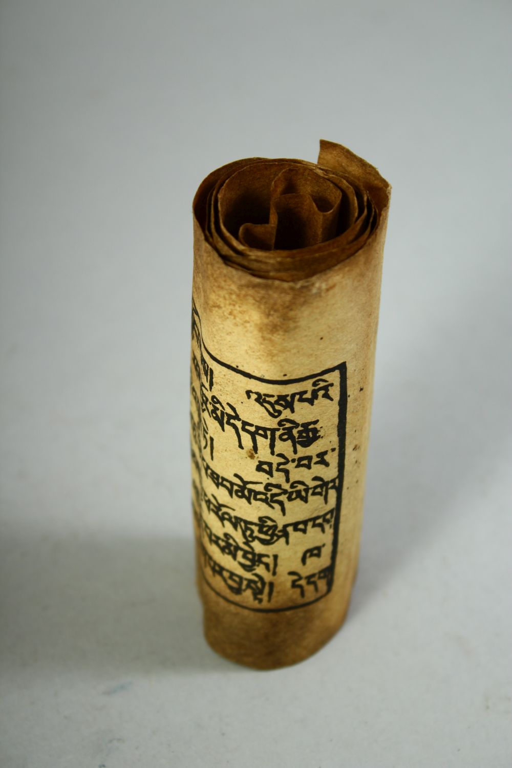 A TIBETAN MANUSCRIPT SCROLL. - Image 2 of 2