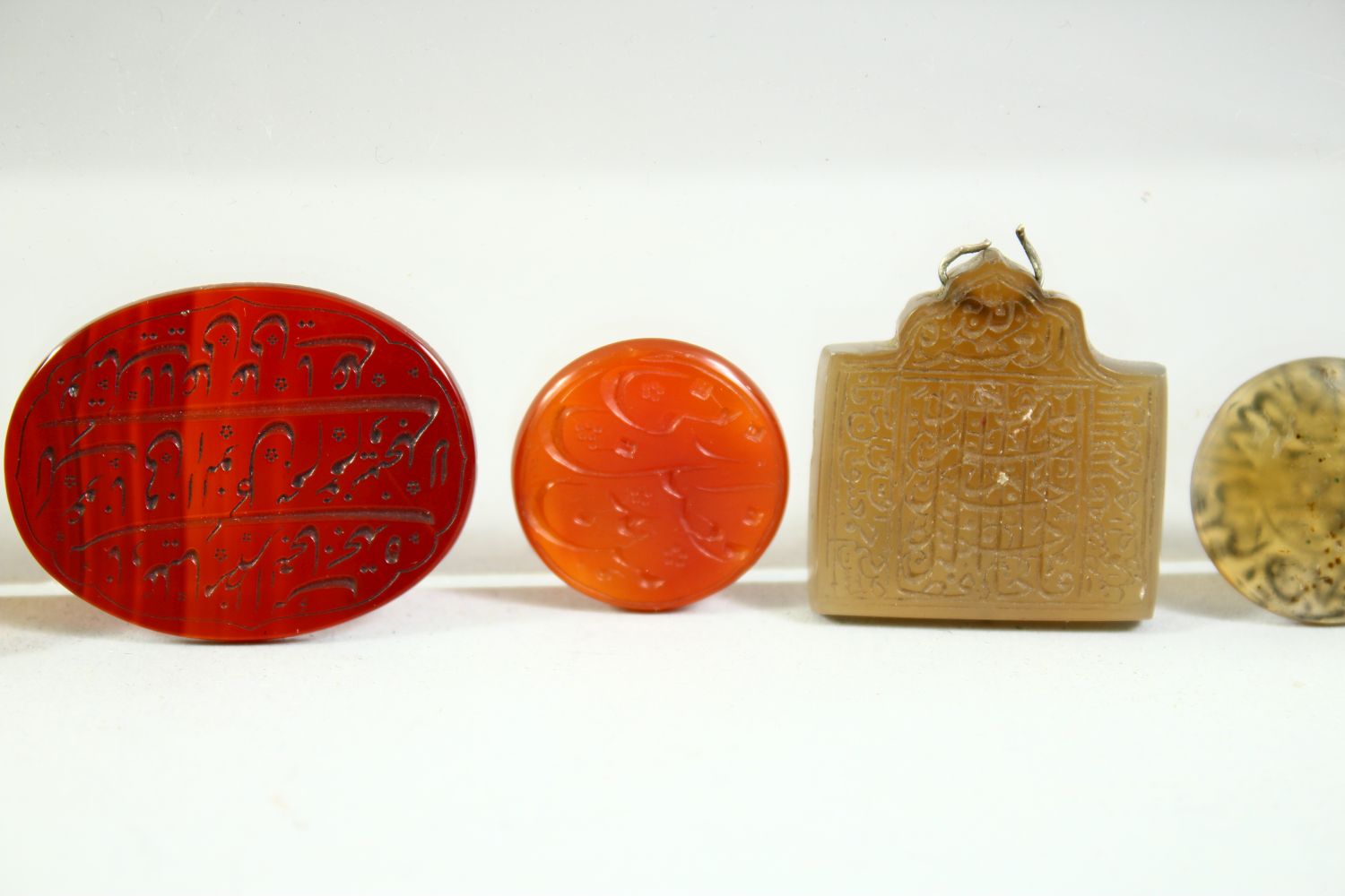 EIGHT SMALL ISLAMIC ENGRAVED CALLIGRAPHIC SEALS, of various stones (8). - Image 7 of 9