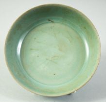 A SMALL CHINESE CELADON DISH, 13cm diameter.