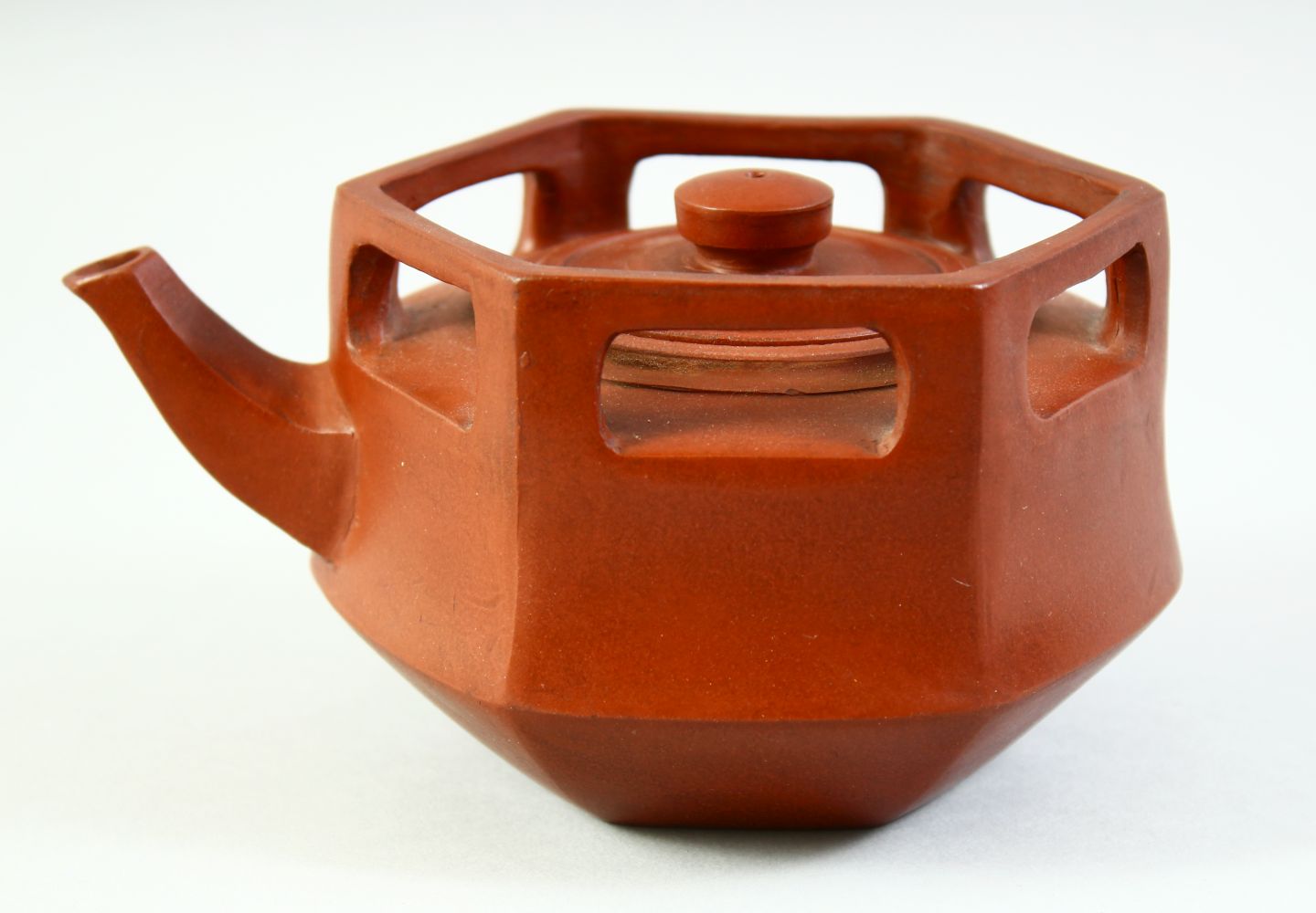 AN UNUSUAL CHINESE YIXING TEAPOT, with impressed marks to inner lid and base, 15cm wide (including