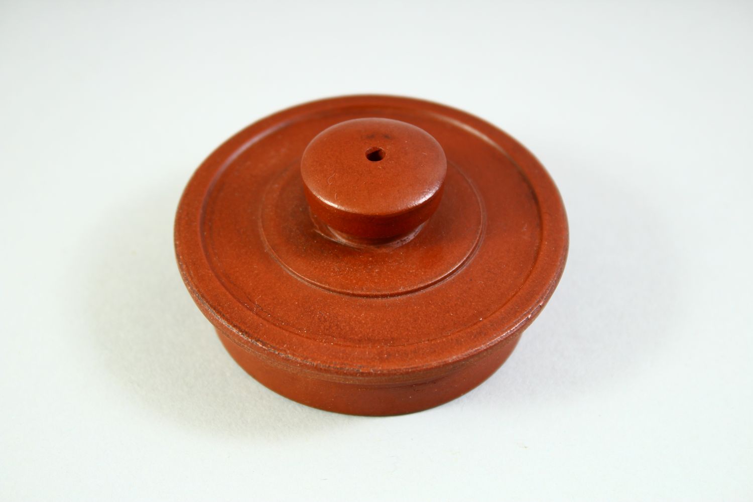 AN UNUSUAL CHINESE YIXING TEAPOT, with impressed marks to inner lid and base, 15cm wide (including - Image 5 of 11