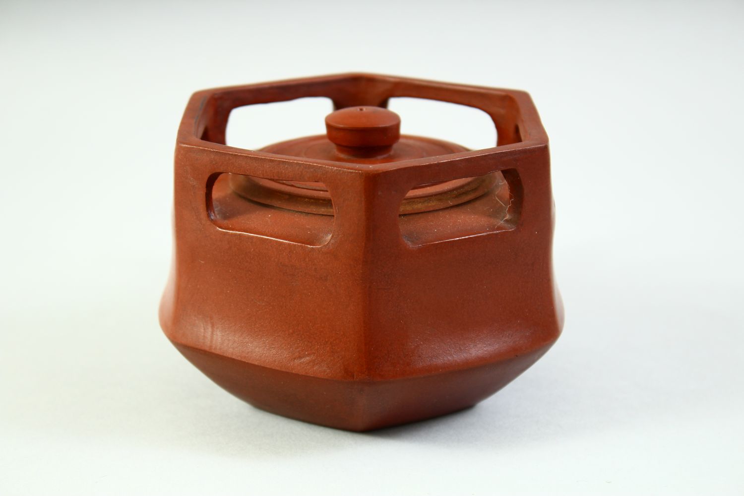 AN UNUSUAL CHINESE YIXING TEAPOT, with impressed marks to inner lid and base, 15cm wide (including - Image 4 of 11