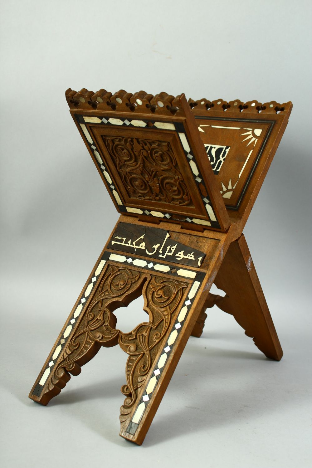 A FINE 19TH CENTURY ISLAMIC OTTOMAN BONE AND MOTHER OF PEARL INLAID QURAN BOOK STAND, carved with - Image 2 of 7