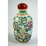 A CHINESE PORCELAIN SNUFF BOTTLE AND STOPPER.