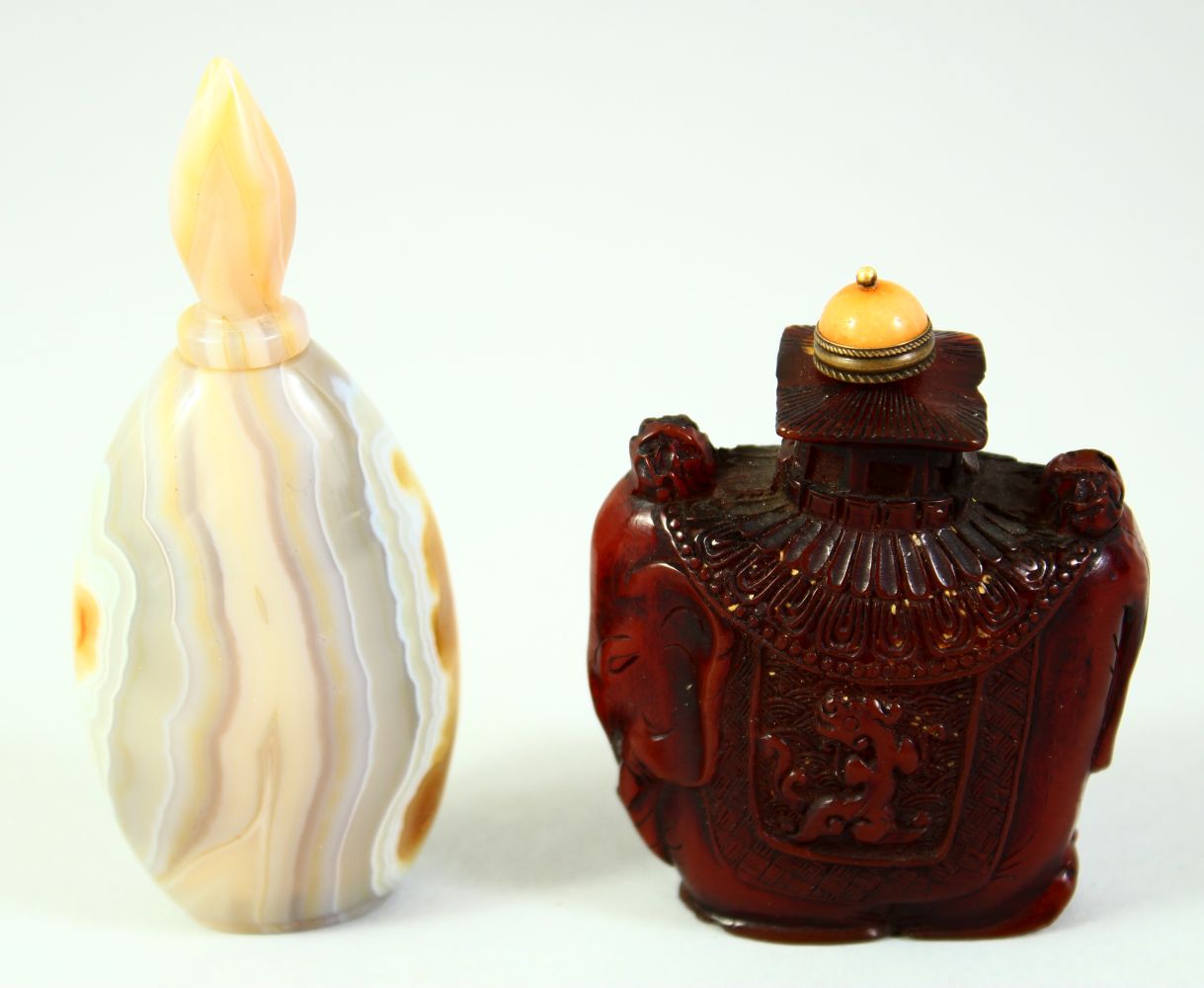 AN AGATE SCENT BOTTLE AND STOPPER, together with a chinese snuff bottle with stopper / spoon, (2).