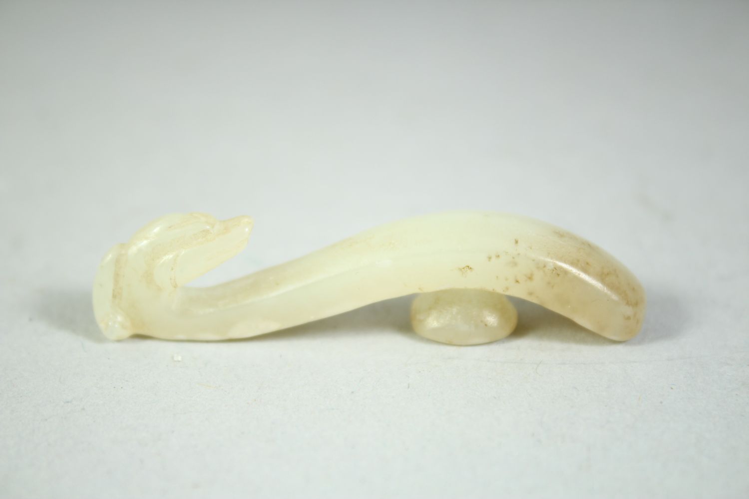 FOUR SMALL CHINESE CARVED JADE HOOKS, (4). - Image 3 of 5