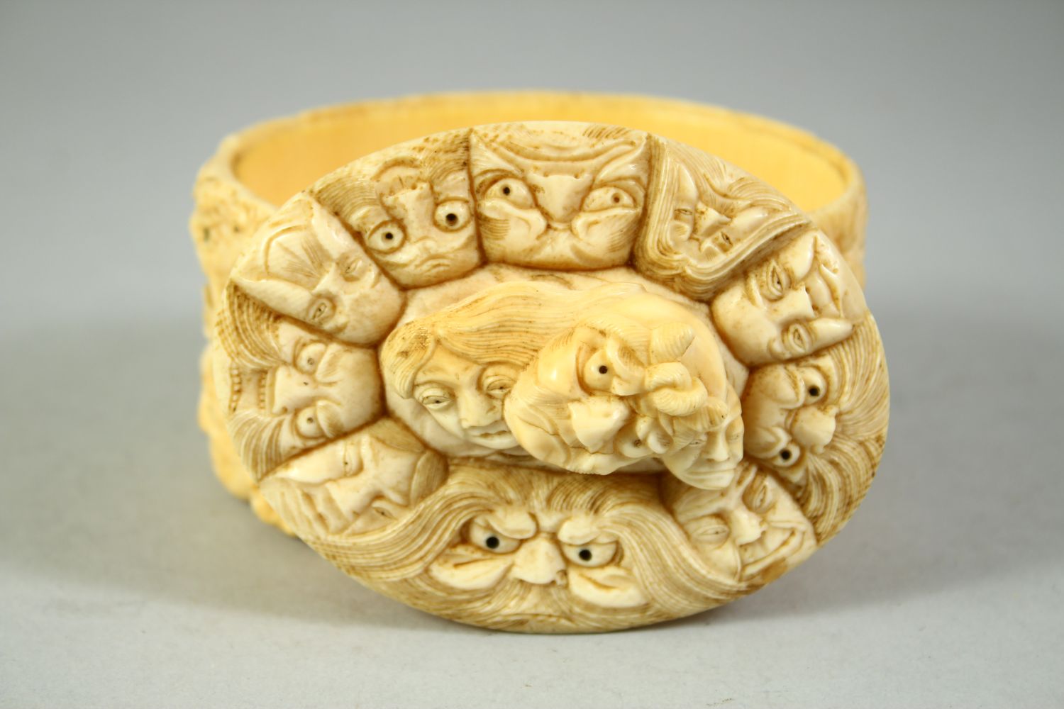 A JAPANESE CARVED IVORY NOH MASK BOX AND COVER, the box carved all over with various theatre masks - Image 5 of 8