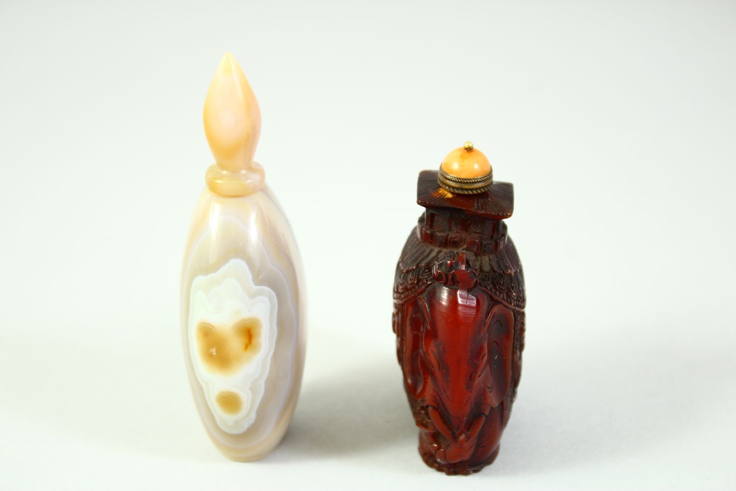 AN AGATE SCENT BOTTLE AND STOPPER, together with a chinese snuff bottle with stopper / spoon, (2). - Image 4 of 8