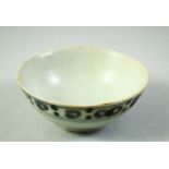 A SMALL CHINESE BLUE AND WHITE PORCELAIN BOWL, 10.5cm diameter.