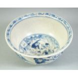 A CHINESE BLUE AND WHITE PORCELAIN CRACKLE GLAZE BOWL, 14cm diameter.