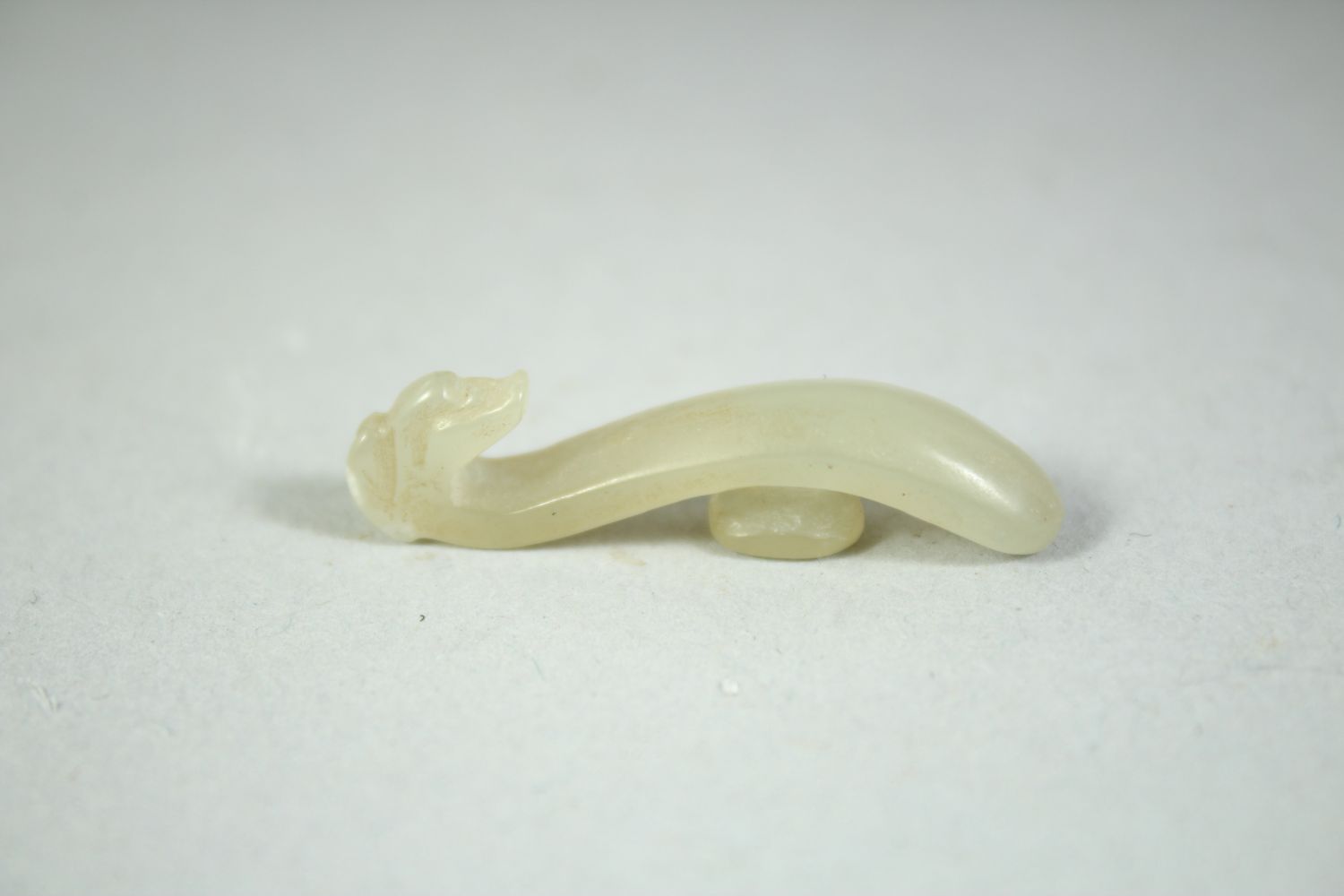 FOUR SMALL CHINESE CARVED JADE HOOKS, (4). - Image 5 of 5