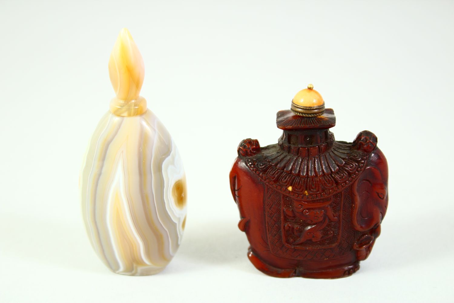 AN AGATE SCENT BOTTLE AND STOPPER, together with a chinese snuff bottle with stopper / spoon, (2). - Image 3 of 8