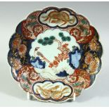 A SMALL JAPANESE IMARI PORCELAIN DISH, painted with a bird and native flora with gilt highlights,