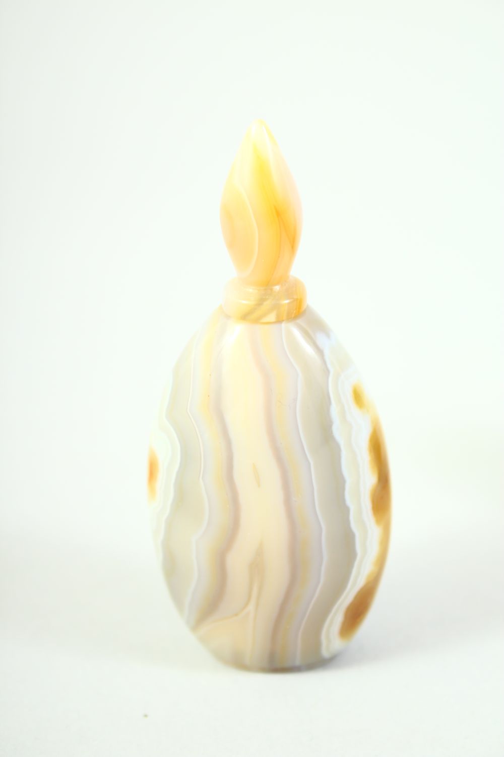 AN AGATE SCENT BOTTLE AND STOPPER, together with a chinese snuff bottle with stopper / spoon, (2). - Image 5 of 8