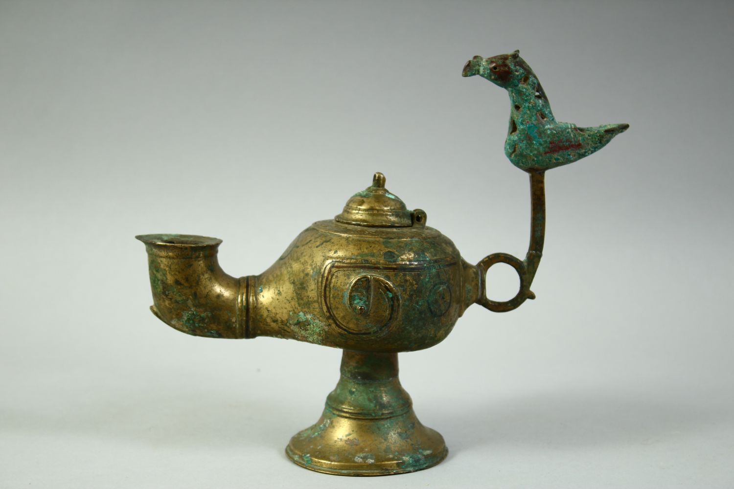 AN ISLAMIC GILT BRONZE OIL LAMP, with lid and zoomorphic finial, 20cm long. - Image 3 of 5