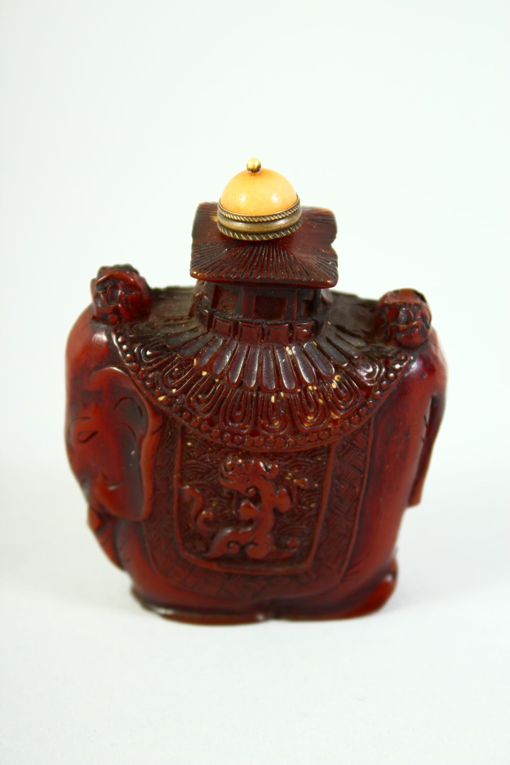 AN AGATE SCENT BOTTLE AND STOPPER, together with a chinese snuff bottle with stopper / spoon, (2). - Image 7 of 8