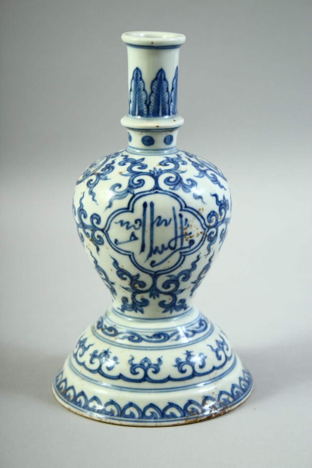 A CHINESE BLUE AND WHITE PORCELAIN CANDLE STAND, for the Islamic market, with calligraphic - Image 3 of 7