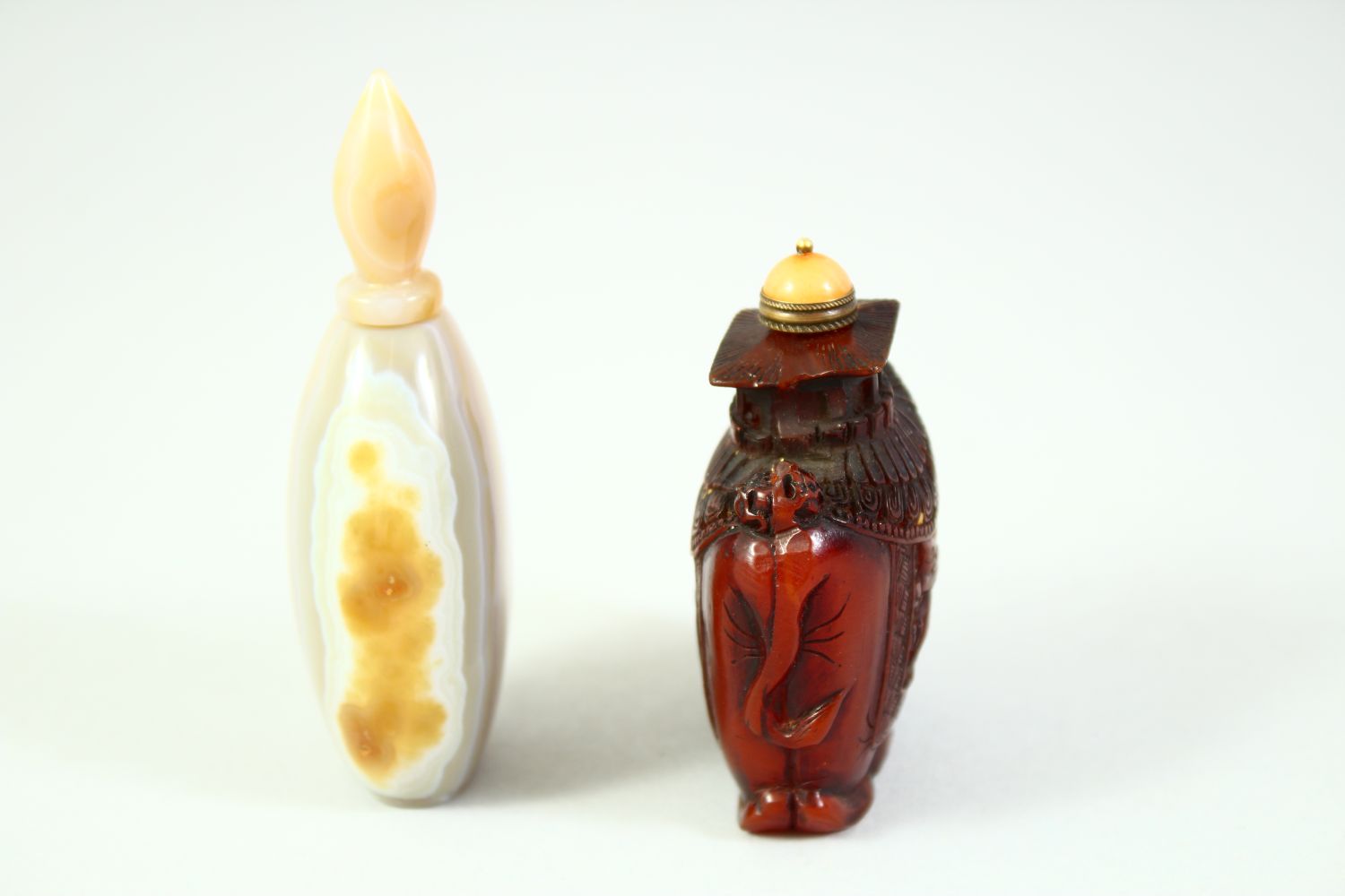 AN AGATE SCENT BOTTLE AND STOPPER, together with a chinese snuff bottle with stopper / spoon, (2). - Image 2 of 8