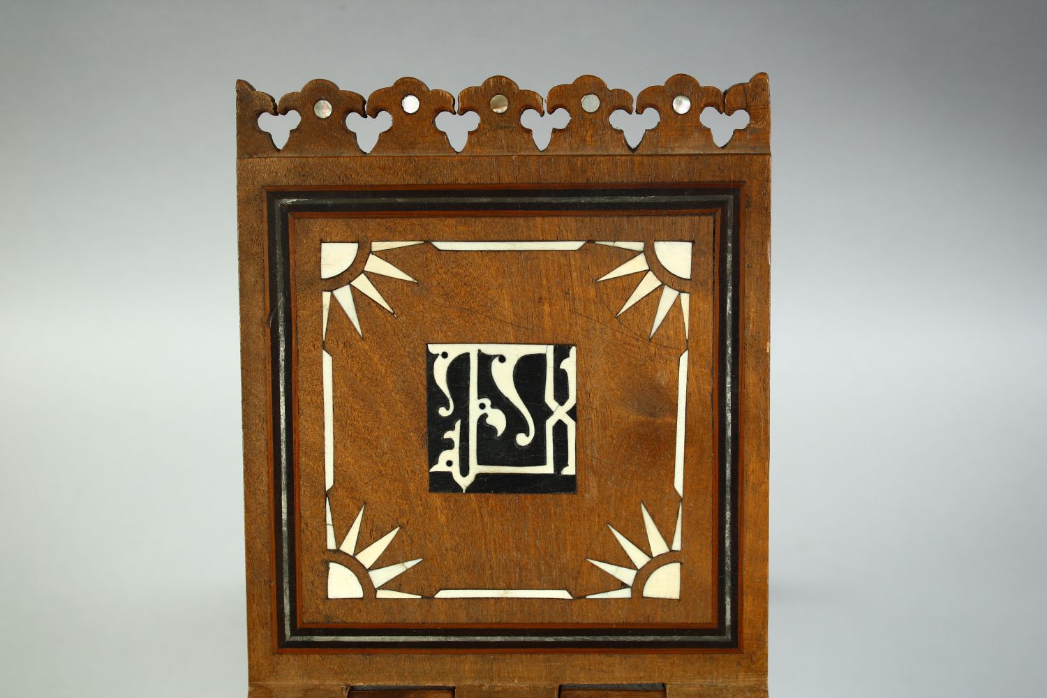 A FINE 19TH CENTURY ISLAMIC OTTOMAN BONE AND MOTHER OF PEARL INLAID QURAN BOOK STAND, carved with - Image 5 of 7