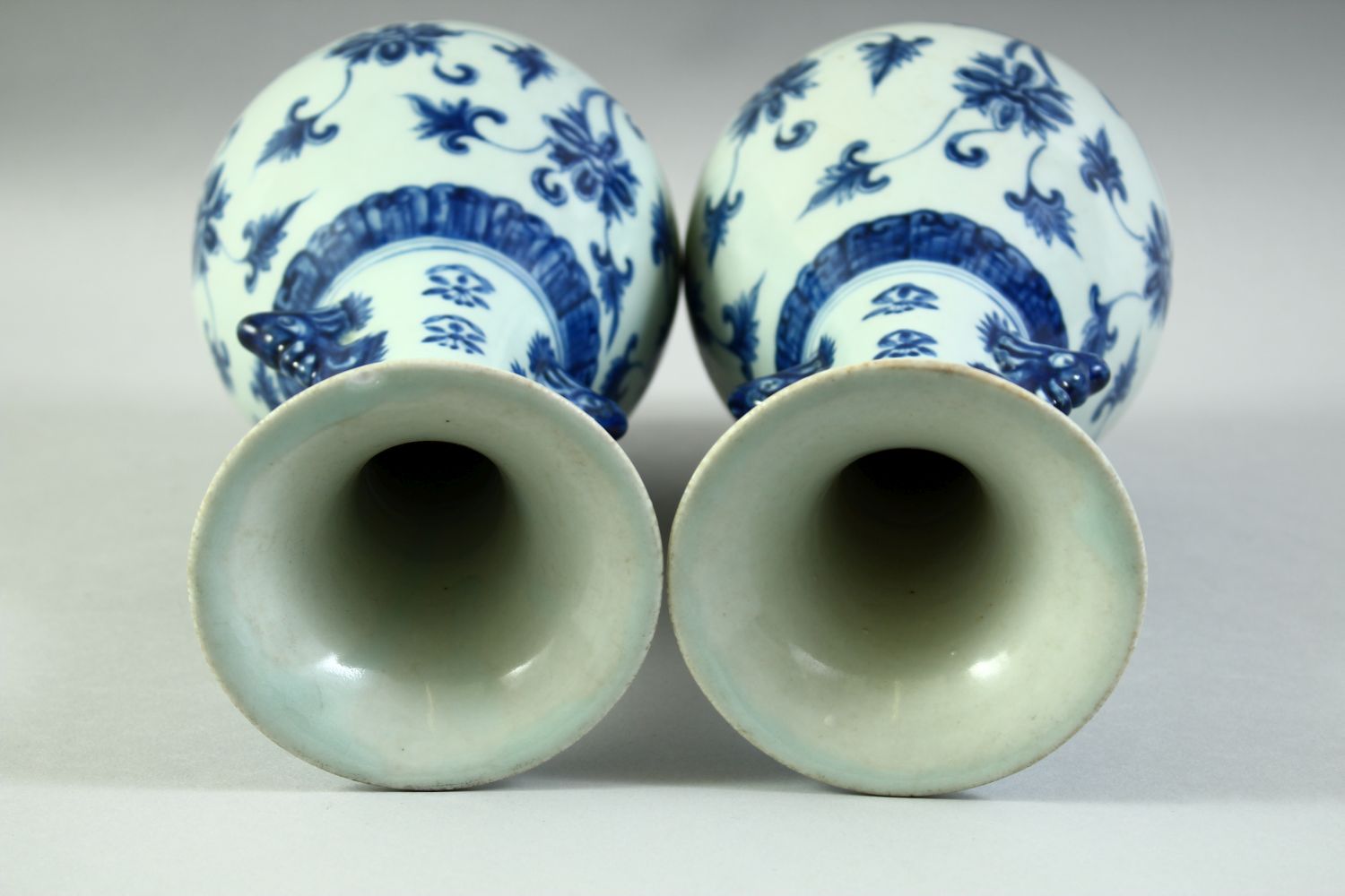 A PAIR OF CHINESE BLUE AND WHITE PORCELAIN VASES, with formed handles and floral decoration, 27. - Image 5 of 6