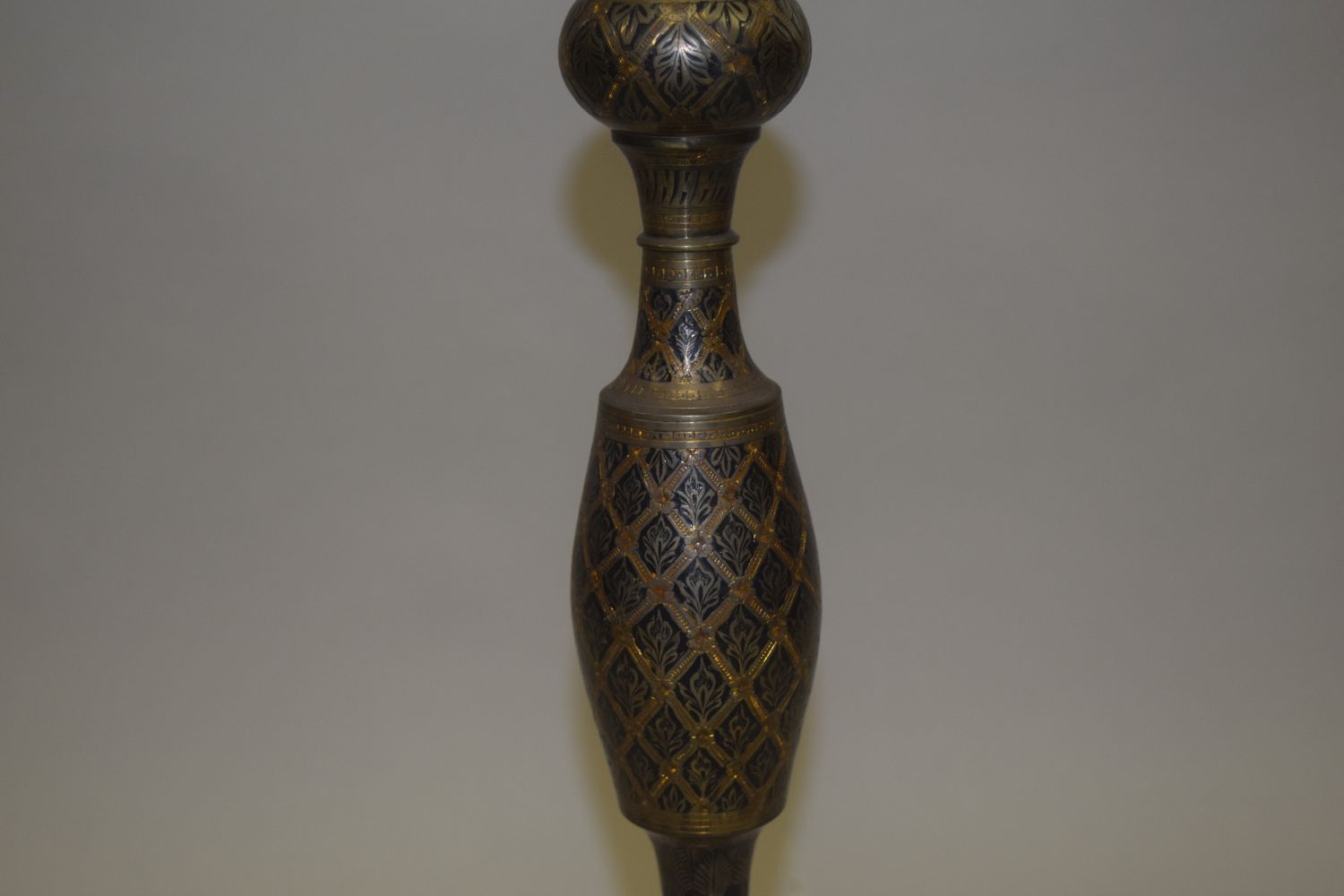 AN ISLAMIC METAL FLOOR STANDING LAMP, 156cm high. - Image 4 of 5