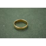 An 18ct gold wedding band.