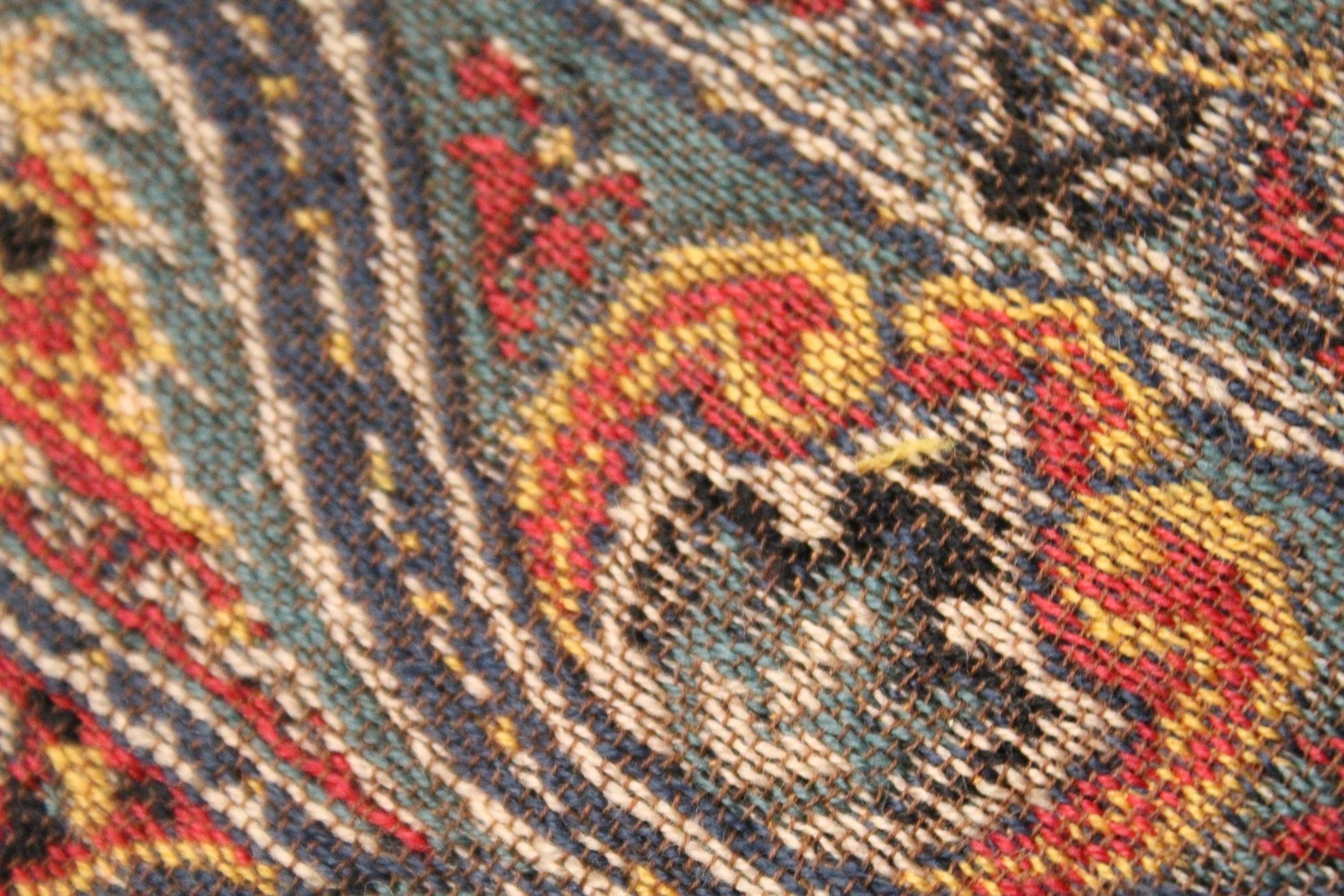 AN INDIAN WOOL TABLE CARPET woven in reds, blues and greens to a Paisley design. 8ft x 4ft 7ins. - Bild 5 aus 7
