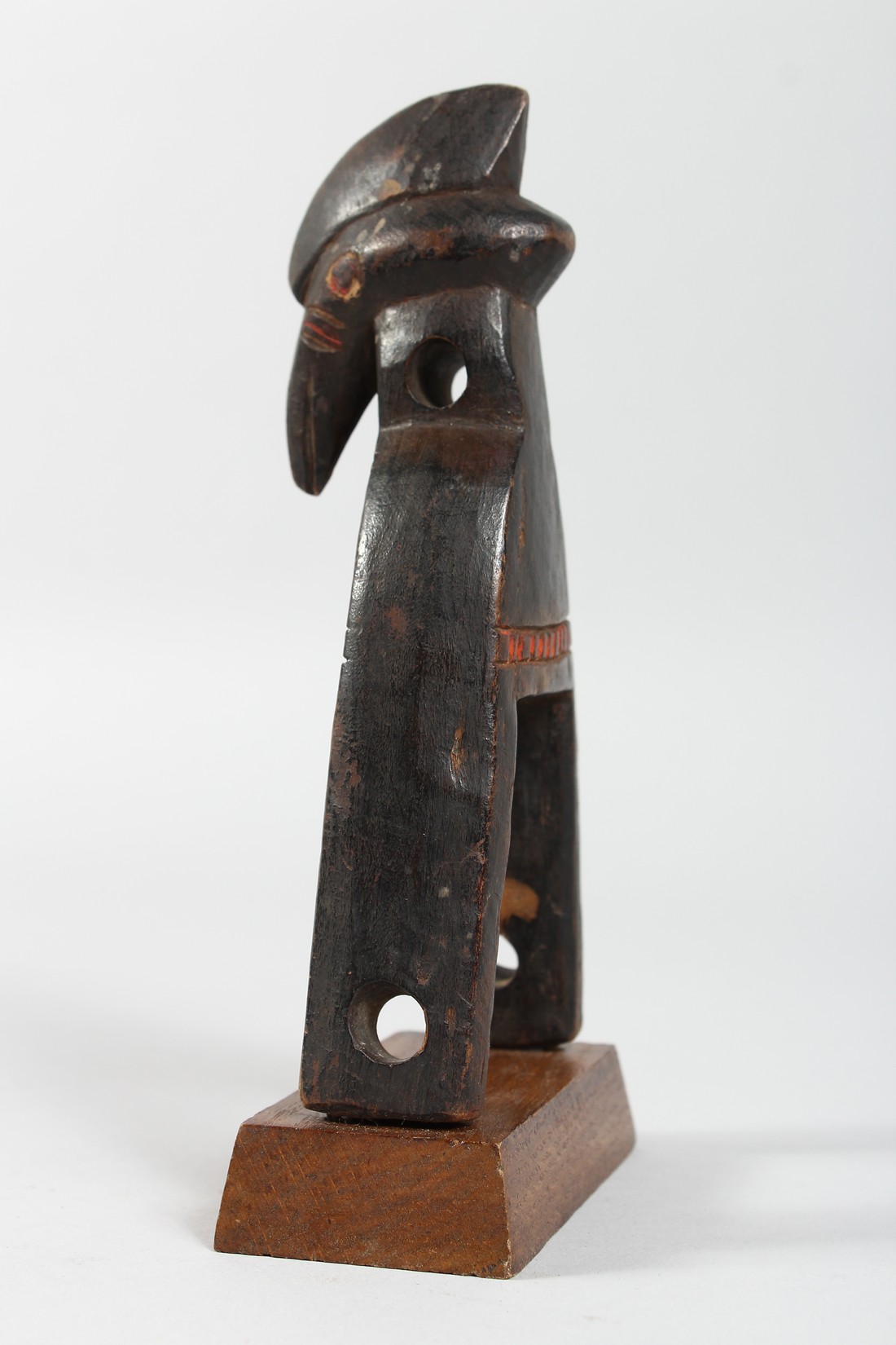 A CARVED WOOD TRIBAL BIRD'S HEAD PULLEY. 7.5ins high. - Image 2 of 2