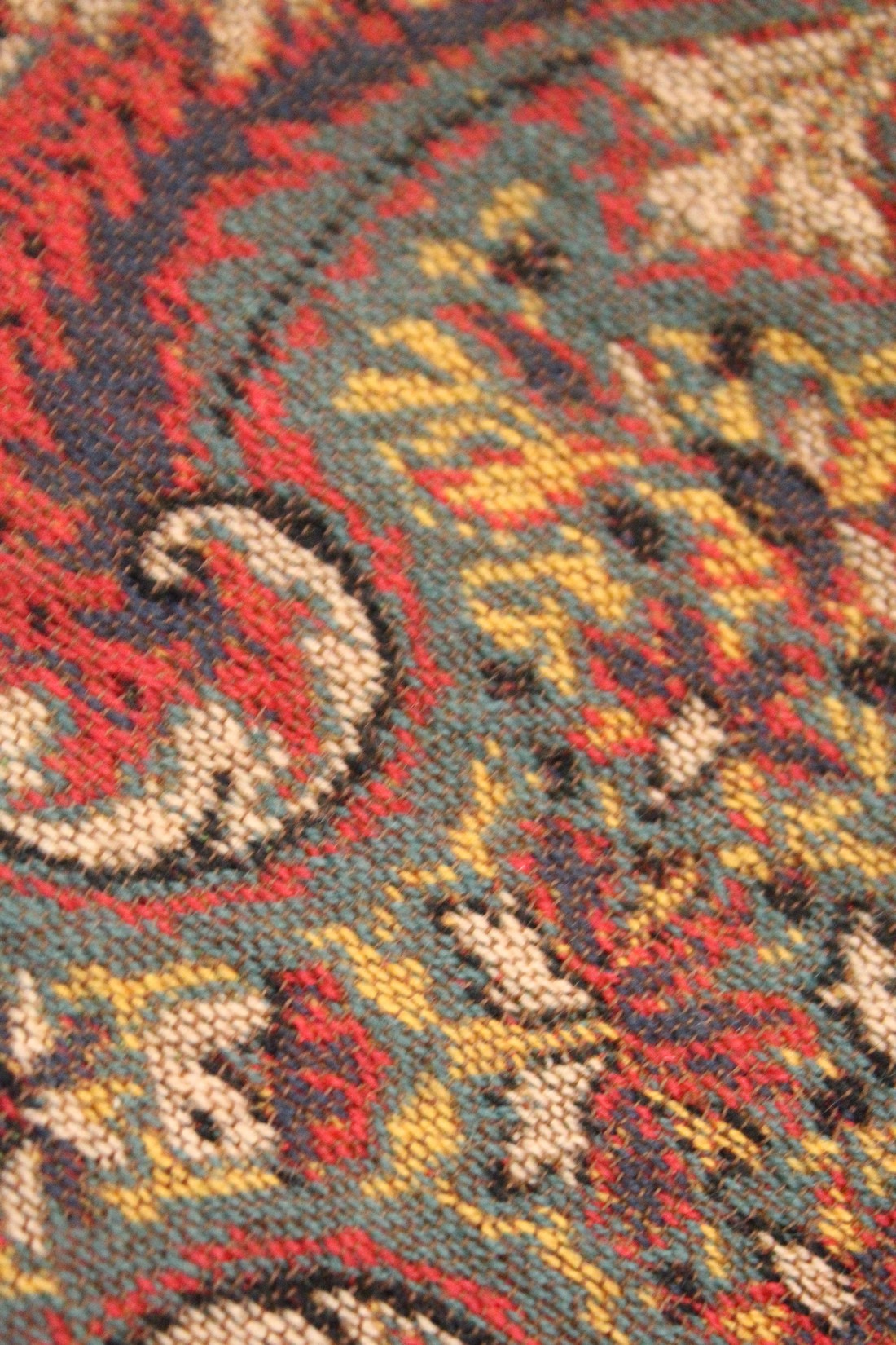 AN INDIAN WOOL TABLE CARPET woven in reds, blues and greens to a Paisley design. 8ft x 4ft 7ins. - Bild 7 aus 7