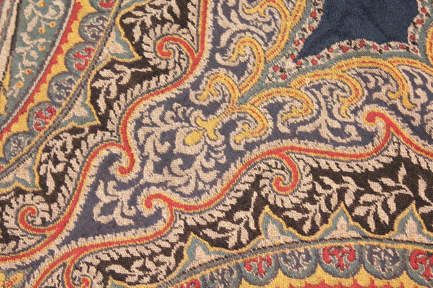 AN INDIAN WOOL TABLE CARPET woven in reds, blues and greens to a Paisley design. 8ft x 4ft 7ins. - Bild 2 aus 7
