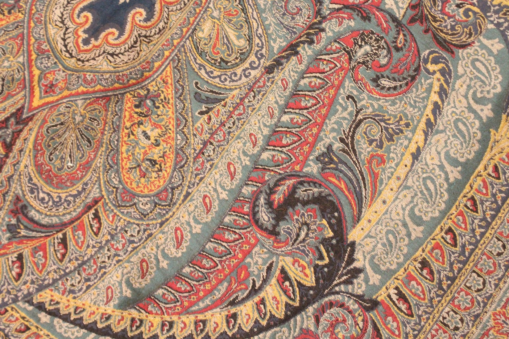 AN INDIAN WOOL TABLE CARPET woven in reds, blues and greens to a Paisley design. 8ft x 4ft 7ins. - Bild 3 aus 7