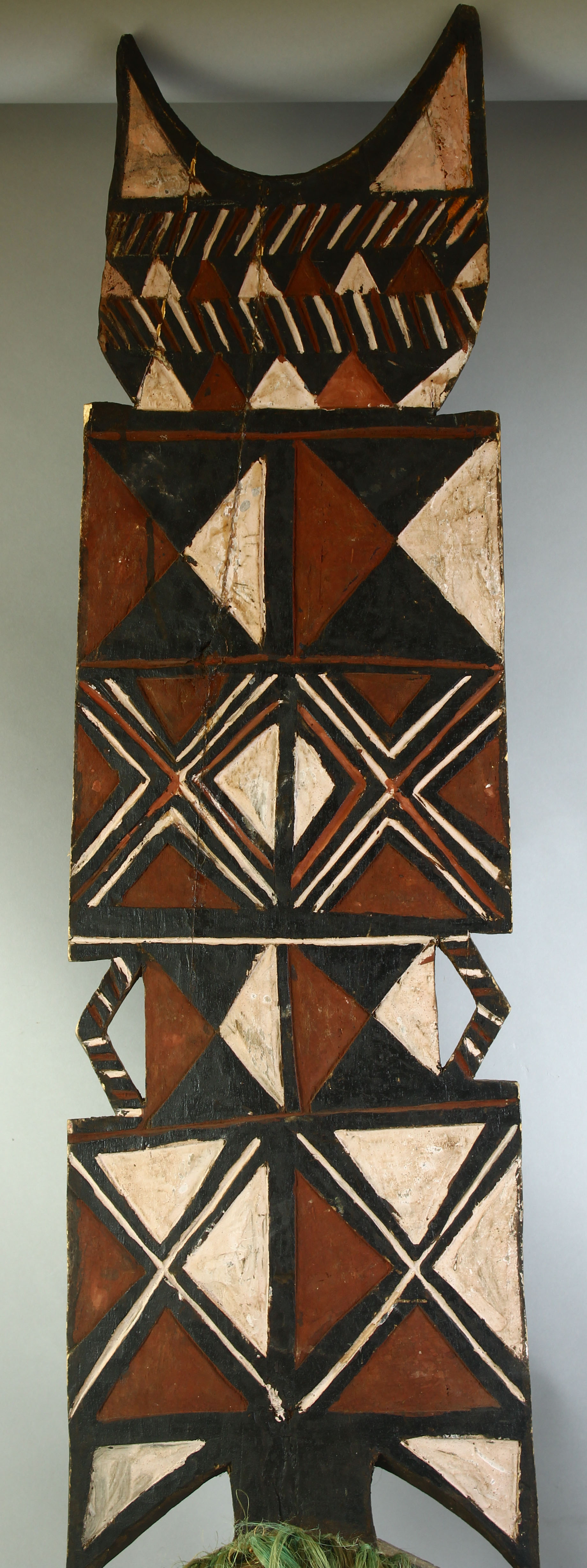 A LARGE PAINTED TRIBAL MASK, 4ft 10" long. - Image 6 of 6