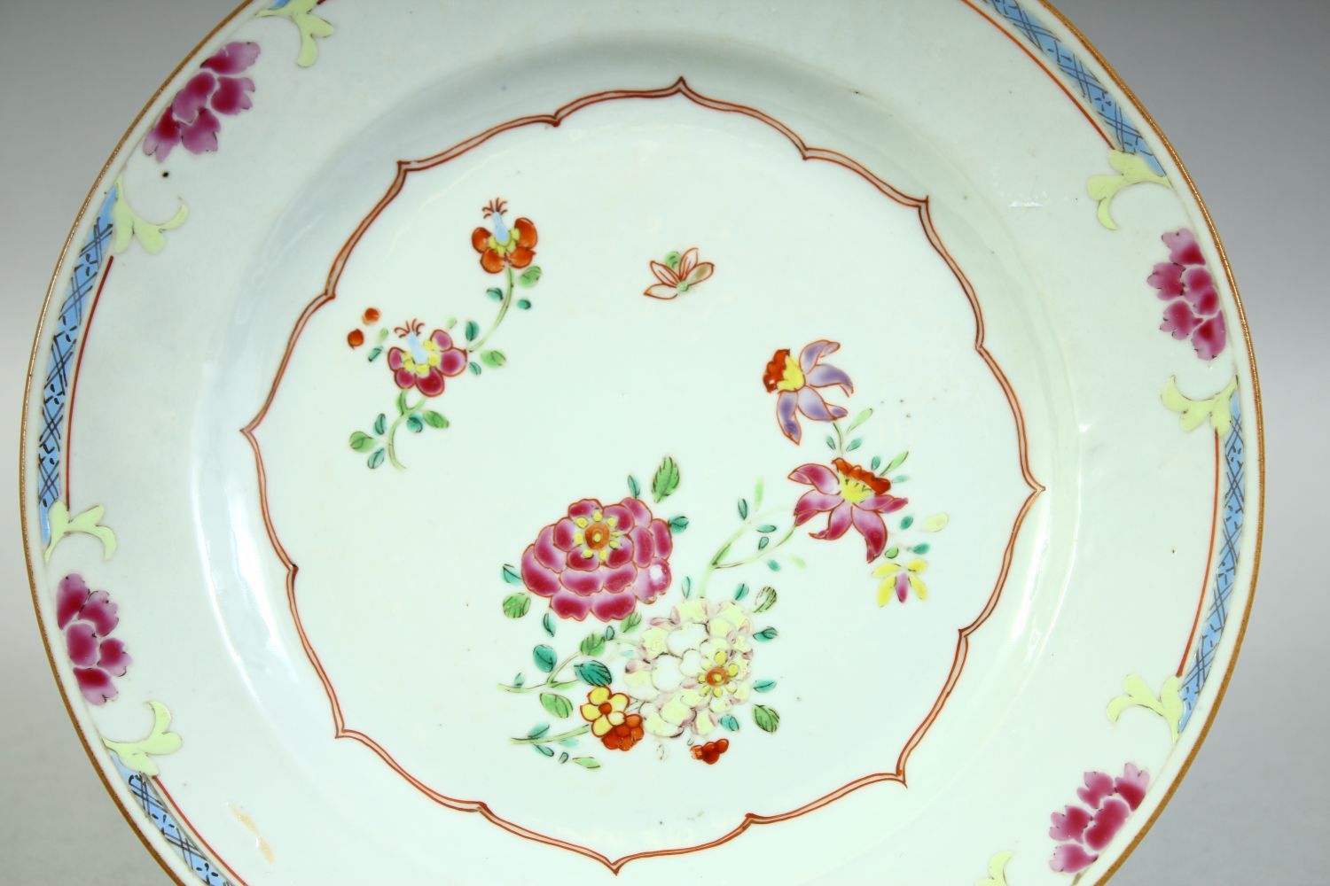 A CHINESE FAMILLE ROSE PORCELAIN PLATE, 23cm diameter. - Image 2 of 3