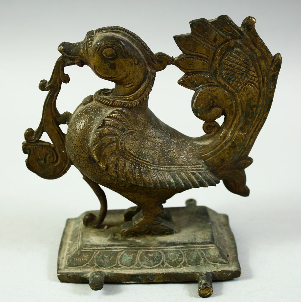 AN 18TH / 19TH CENTURY INDIAN BRONZE MODEL OF A BIRD, 13cm high.