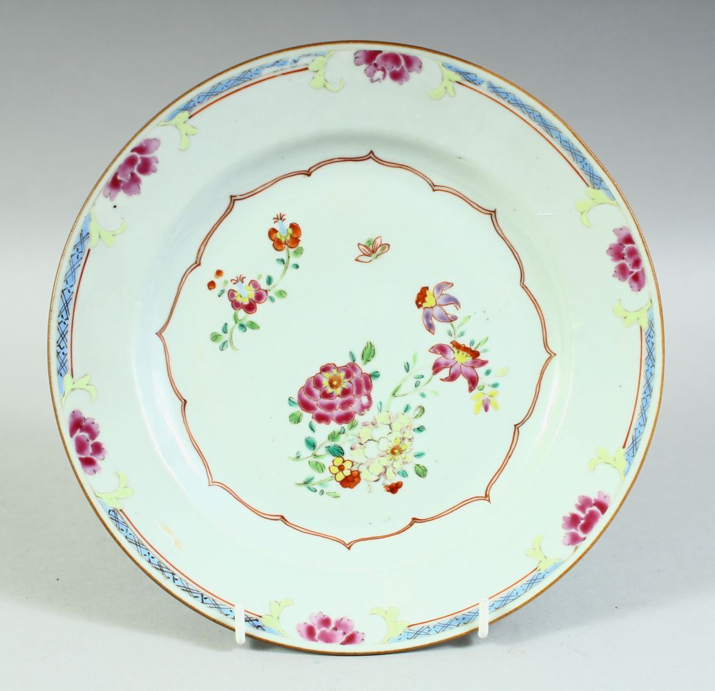 A CHINESE FAMILLE ROSE PORCELAIN PLATE, 23cm diameter.