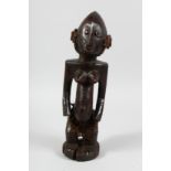 A GOOD CARVED WOOD AFRICAN FEMALE FIGURE. 18ins high.