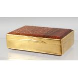 A GOOD 18CT GOLD AND GOLD STONE SNUFF BOX with a gold stone lid and base. 3cm long, 2cm wide, 1.75cm