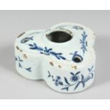 AN 18TH CENTURY BLUE AND WHITE TIN GLAZE INKSTAND. 4.5ins .