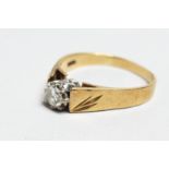 AN 18CT GOLD SOLITAIRE DIAMOND RING.