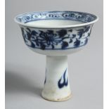 A CHINESE BLUE AND WHITE STEM CUP. 4ins high.