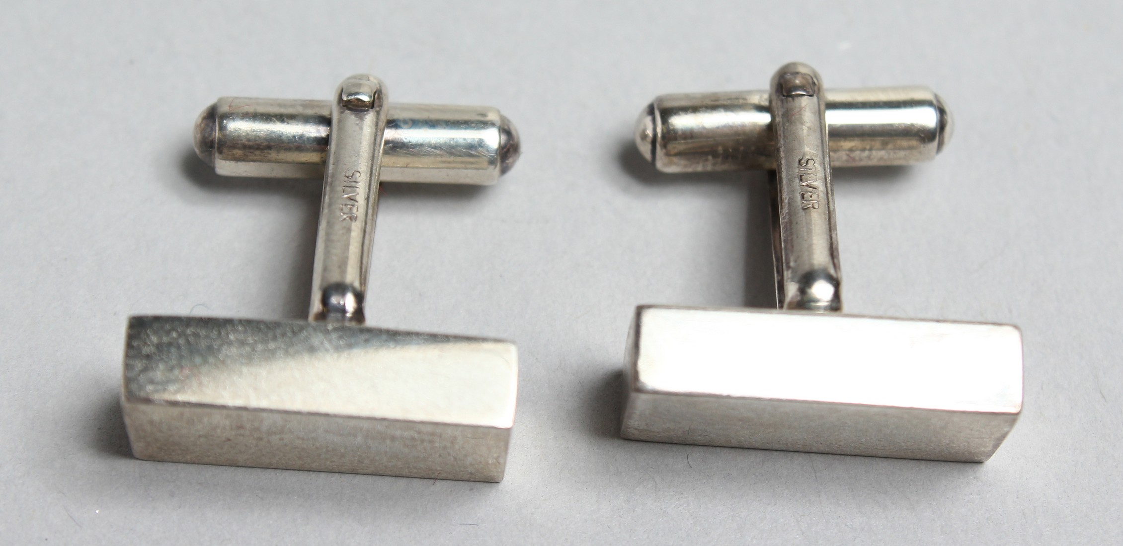 A PAIR OF SILVER CUFF LINKS