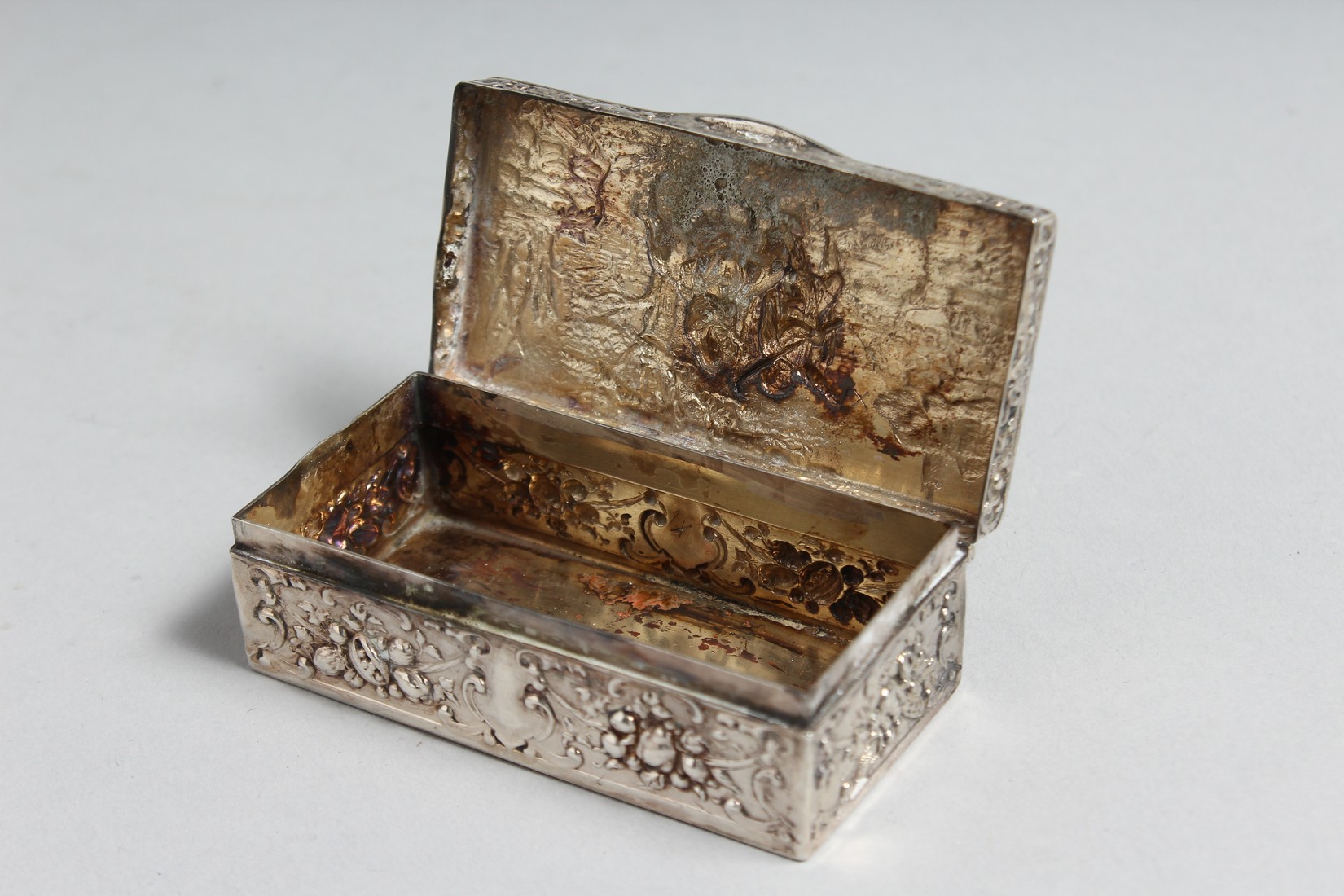 A RECTANGULAR DUTCH SILVER SNUFF BOX with impressed marks and B M. 2.75ins long. - Image 3 of 3