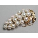 AN 18CT GOLD AND PEARL BROOCH.