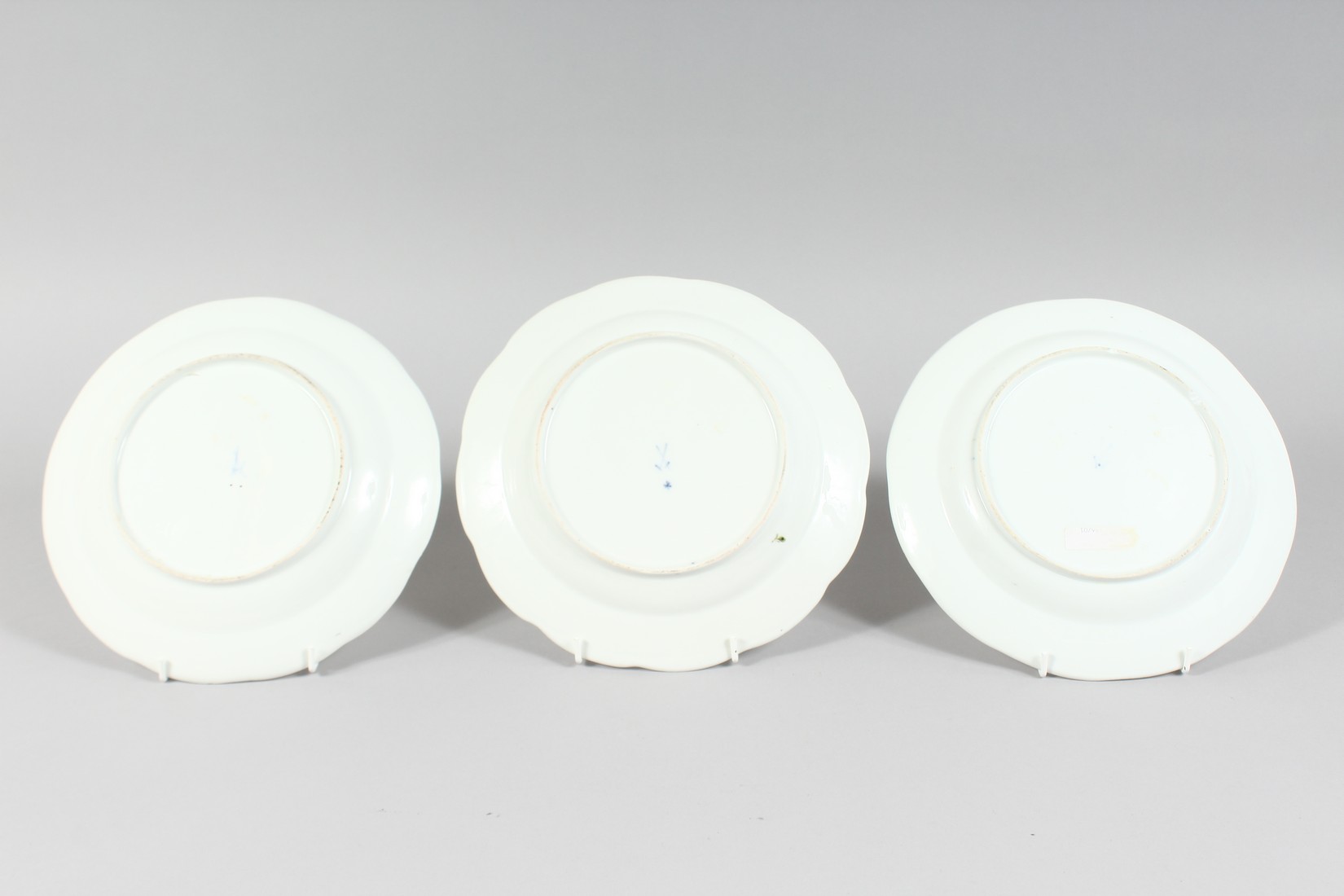 A SET OF THREE MEISSEN CIRCULAR PLATES sprigged and painted with flowers. Cross swords mark in blue. - Image 5 of 6