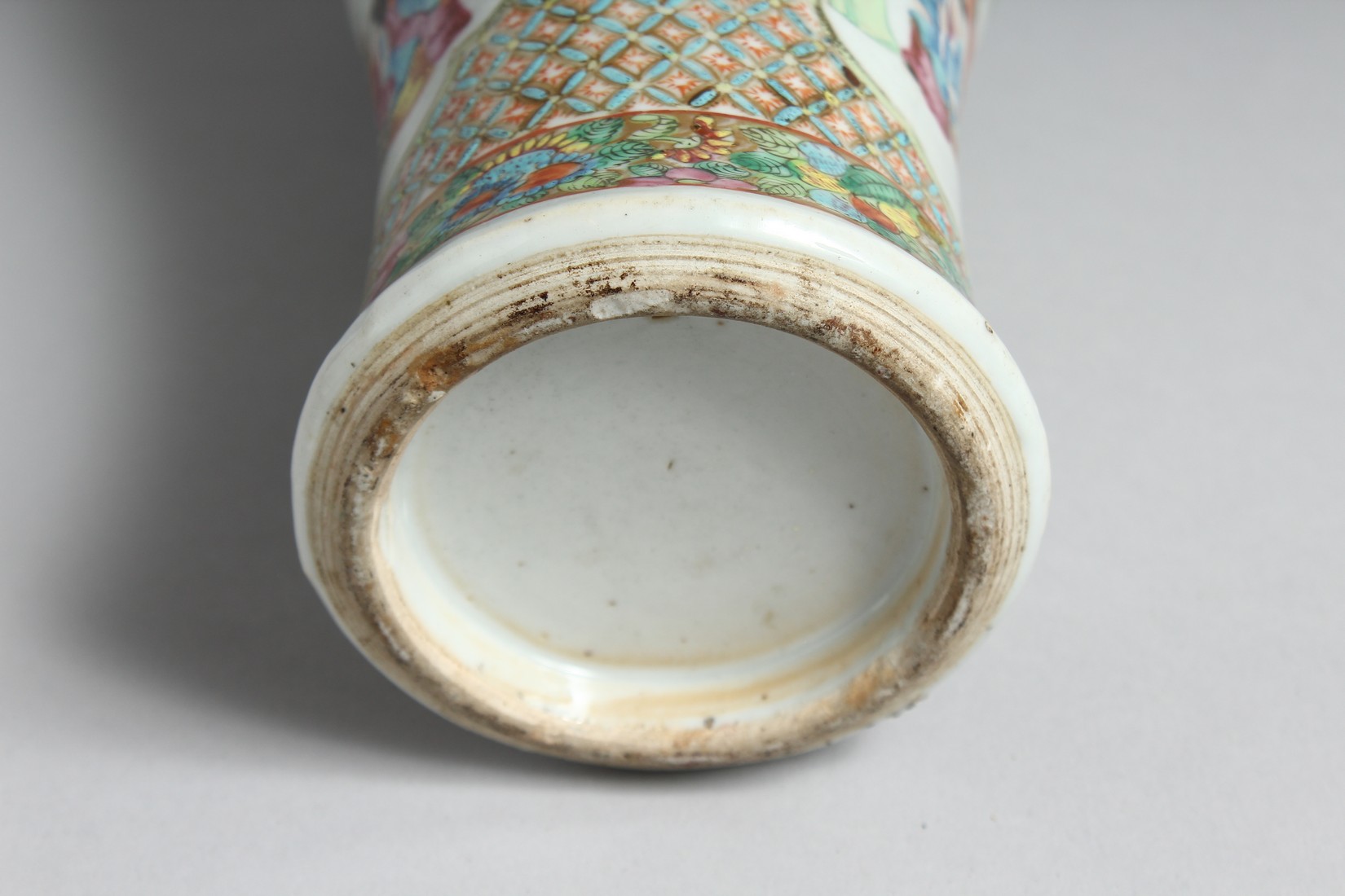 A TALL CHINESE CANTON PORCELAIN VASE AND COVER painted with panels of seated figures and further - Image 6 of 6