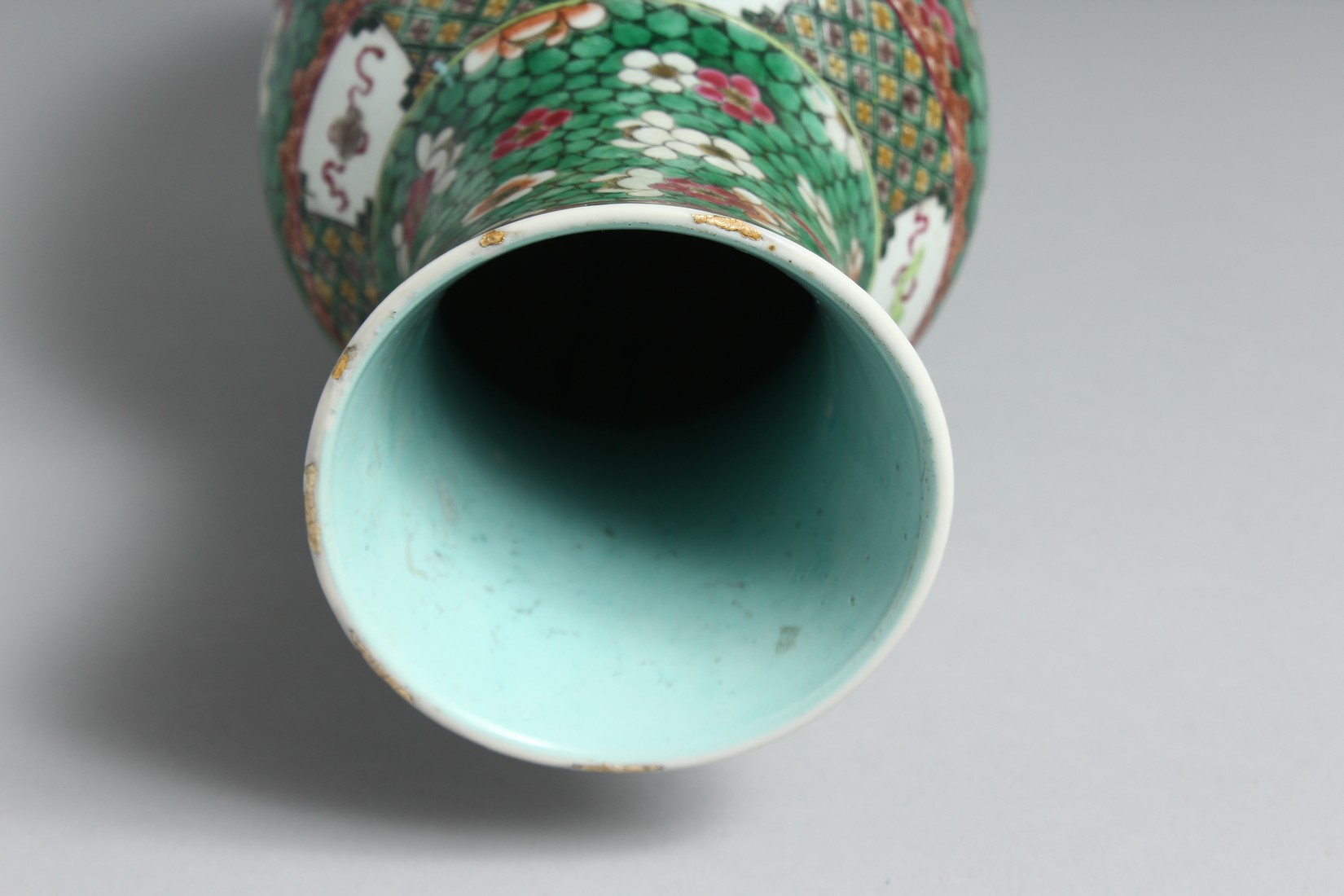 A CHINESE FAMILLE VERTE PORCELAIN VASE painted with numerous flower-heads upon a stylised pattern - Image 5 of 6