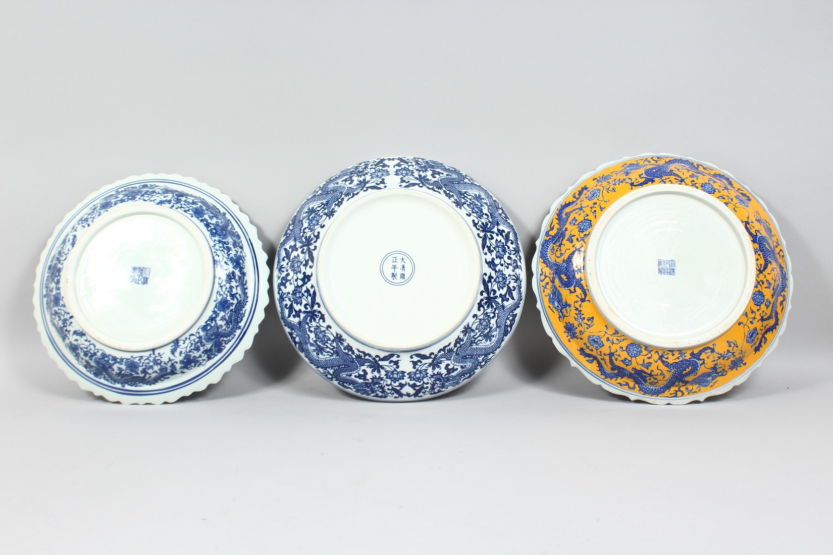 THREE LARGE CHINESE PORCELAIN DISHES, comprising two blue and white and one yellow ground dish; each - Image 5 of 8