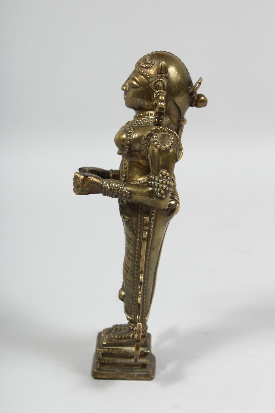 AN INDIAN BRONZE STANDING FEMALE FIGURE, 18.5cm. - Image 4 of 6