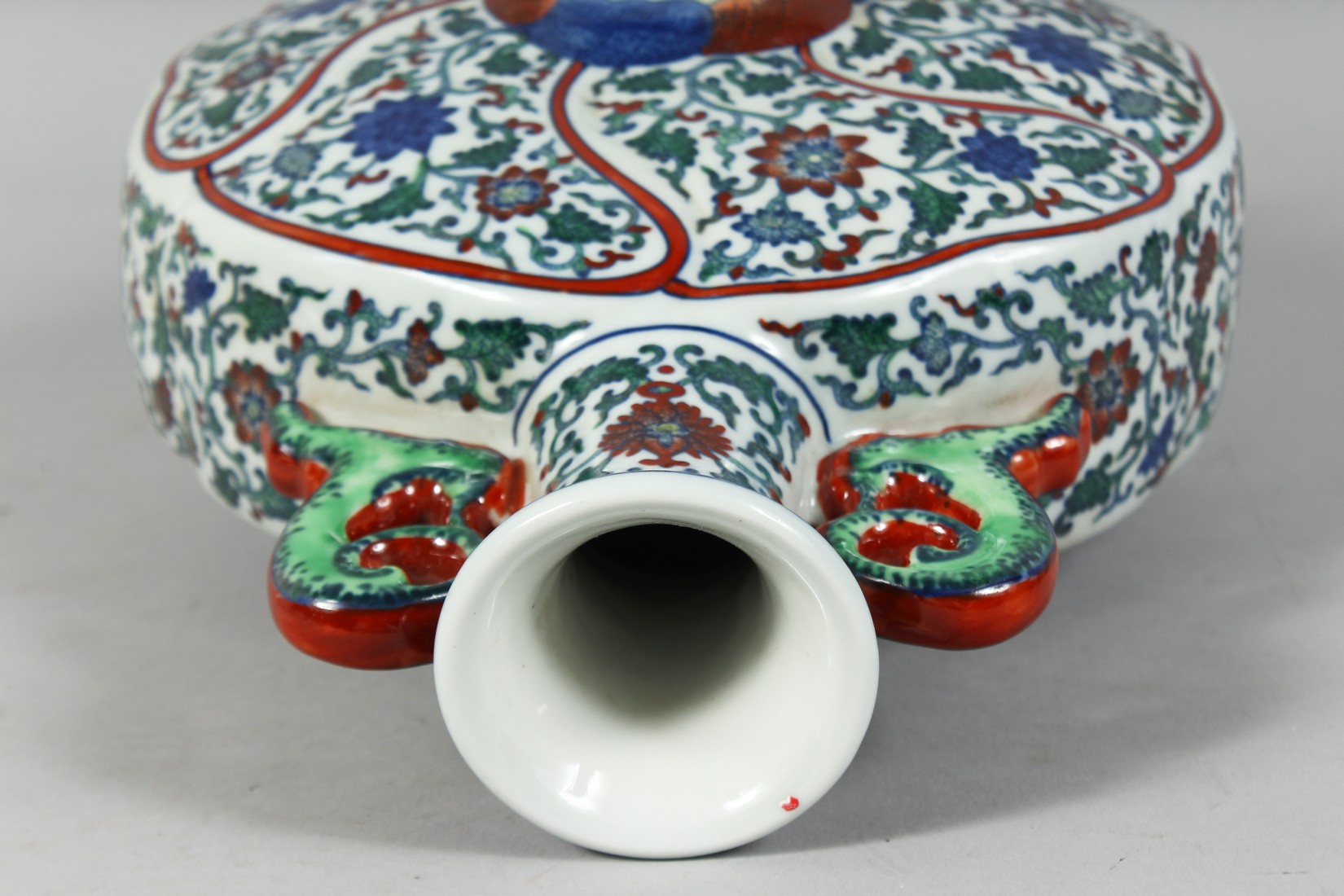 A LARGE CHINESE DOUCAI TWIN-HANDLED PORCELAIN MOON FLASK decorated all over with flowerhead and vine - Image 5 of 7