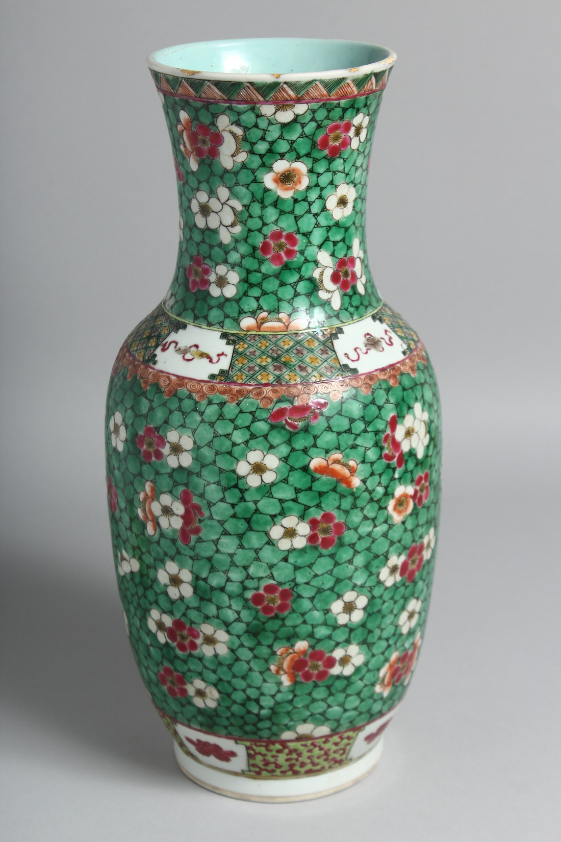 A CHINESE FAMILLE VERTE PORCELAIN VASE painted with numerous flower-heads upon a stylised pattern - Image 2 of 6